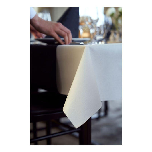 Eine Person stellt einen Teller auf einen Tisch, der mit einer 1,18 m x 10 m großen Tischdecke von Duni GmbH Dunicel-Tischdeckenrollen gedeckt ist, deren weiße Eleganz an der Ecke einen idealen Rahmen für Hochzeiten, Bankette oder Firmenveranstaltungen schafft.