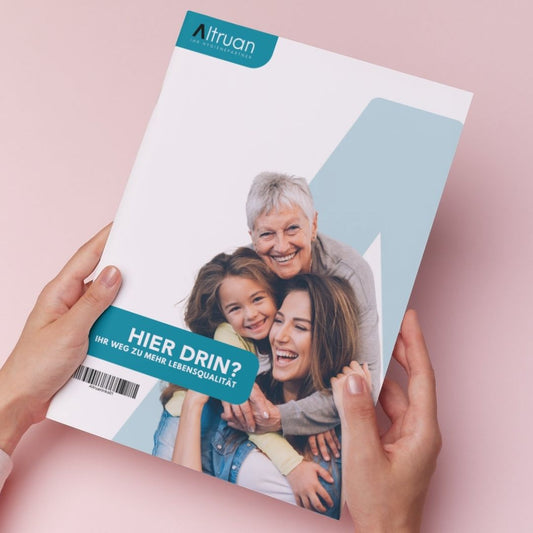 Eine Person hält eine Broschüre in der Hand, auf der eine ältere Frau, eine junge Frau und ein Kind gemeinsam lächeln. Der Umschlag enthält den Text "HIER DRIN? IHR WEG ZU MEHR LEBENSQUALITÄT" und das Logo "Altruan.".