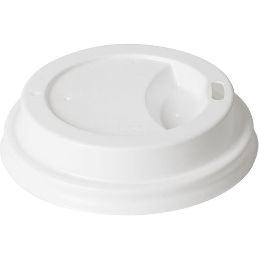 Der Deckel für 159921 Weiß PS von Duni GmbH ist ein weißer PS-Kaffeetassendeckel mit einem kleinen ovalen Trinkloch und einem erhöhten Rand. Er wird in Packungen zu 100 Stück verkauft und ist passend zum Deckel 159921, was die Bequemlichkeit und Vielseitigkeit betrifft. Abgebildet auf weißem Hintergrund.