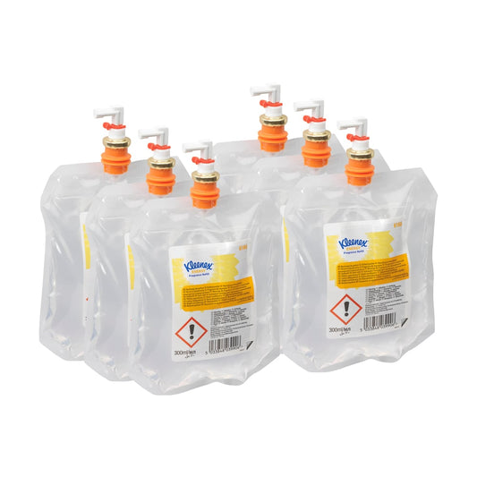 Sechs transparente 300ml Kleenex® Duft Energy Nachfüllpacks von Kimberly-Clark GmbH, jeweils mit orangefarbenem Verschluss und weißer Tülle, beschriftet mit Warnsymbolen und Text. Sechs Nachfüllpacks (6 Kassetten) sind in zwei Dreierreihen angeordnet.