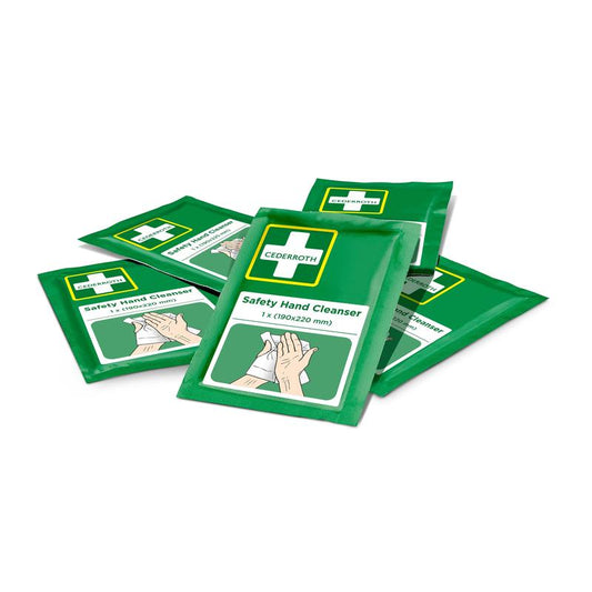 Fünf Packungen Salvequick Wundreiniger (0,9% NaCl, steril) von Orkla Wound Care AB, jeweils mit der Aufschrift "1 x (190x220 mm)", sind auf weißem Hintergrund angeordnet, wobei auf der Vorderseite die Hände beim Waschen abgebildet sind.