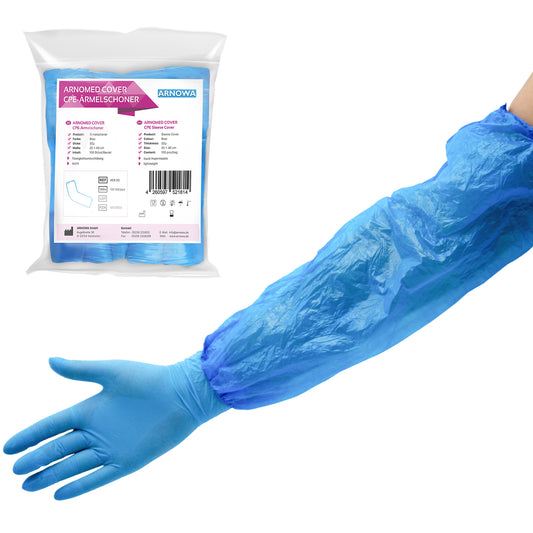 Ein blauer ARNOMED PE-Ärmelschoner (flüssigkeitsabweisend, Einweg) der ARNOWA GmbH wird über einem blauen Handschuh getragen. Im Hintergrund ist die 100-Stück-Verpackung des Produkts mit Details und einer Abbildung des Umschlags zu sehen.