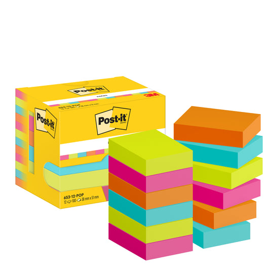 Eine gelbe Schachtel Post-it® Notes (3M Deutschland GmbH, Poptimistic Collection, 38 x 51 mm, 100 Blatt/Block, 12 Blöcke/Packung) steht neben Stapeln von quadratischen Haftnotizen in leuchtendem Gelb, Pink, Blau, Orange und Grün.