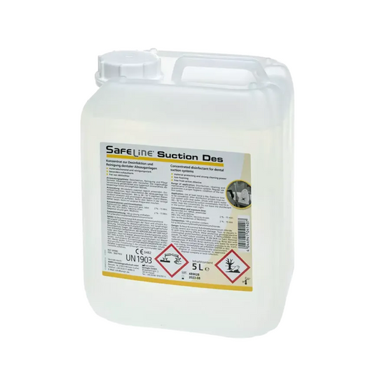 Ein 5-Liter-Kanister AMPri Safeline Suction Des Desinfektionsmittel für zahnärztliche Absauganlagen der AMPri Handelsgesellschaft mbH enthält Gefahrensymbole auf der Vorderseite, Warnhinweise, Anweisungen, einen Griff und einen weißen Schraubverschluss.