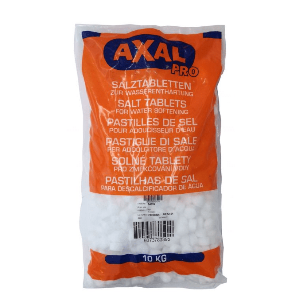 En 10 kg-pose AXAL PRO TABS regenereringssalt – specialsalt til vandblødgøring fra K+S Minerals and Agriculture GmbH. Emballagen er hovedsageligt orange og hvid med tekst på flere sprog, herunder engelsk, tysk og fransk. Stregkoden er tydeligt synlig nederst i midten af posen.