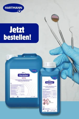 Zwei blaue Flaschen des Desinfektionsmittels „Korsolex extra“ der Marke Hartmann stehen nebeneinander. Daneben hält eine Person mit blauen Handschuhen zahnärztliche Instrumente in der Hand. Oben links ist das Hartmann-Logo zu sehen und daneben der Text „Jetzt bestellen!“.
