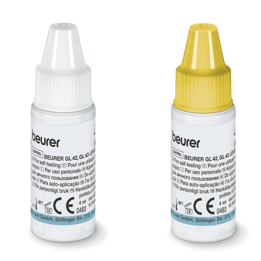 Zwei kleine Plastikflaschen mit der Aufschrift "Beurer GmbH" - eine mit grauem Deckel (Level 5), eine mit gelbem (Level 6) - enthalten je 4 ml Auslaufartikel: Beurer Kontrolllösung GL 42/43 zur Eigenanwendung.