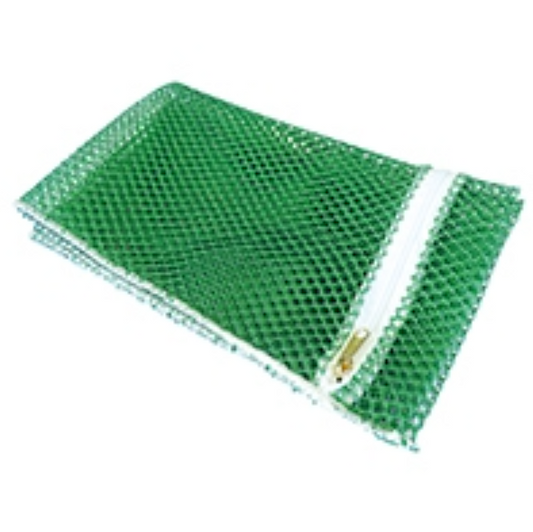 Das Novocal Wäschenetz (600 x 900 mm, 100 % Polyester) in grün mit weißem Reißverschluss und goldenem Zug ist ideal für Feinwäsche oder zum Schutz empfindlicher Kleidung. Lieferung: 1 Stück, flach auf weißem Hintergrund liegend.