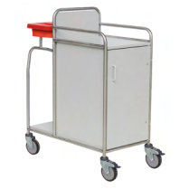 Der Novocal Stationswagen verfügt über einen vollverschweißten Edelstahlrahmen, vier Räder, einen weißen Stauschrank, einen seitlichen Griff, obere Schienen und einen roten Behälter - perfekt für Krankenhäuser, die zuverlässige und hygienische Transportlösungen benötigen.
