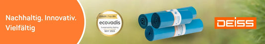 Werbebanner der Marke Deiss. Links steht auf orangem Hintergrund der Slogan: „Nachhaltig. Innovativ. Vielfältig“. Daneben ist eine goldene Medaille von EcoVadis mit der Aufschrift „Gold | Top 5 % – Sustainability rating MAY 2024“ abgebildet. In der Mitte liegen vier aufgerollte blaue Müllsäcke gestapelt aufeinander. Rechts oben befindet sich das weiße Deiss-Logo auf orangem Hintergrund. Der Hintergrund zeigt eine natürliche grünliche Farbfläche mit Unschärfe.