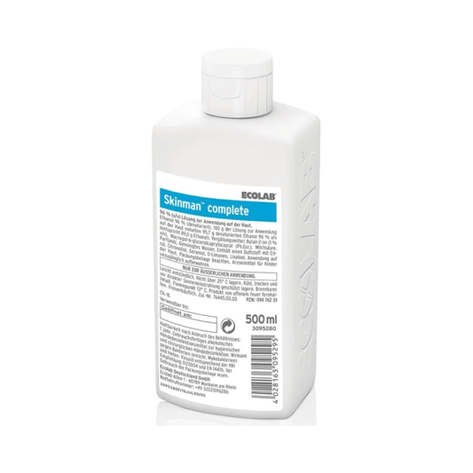Eine weiße 500-ml-Kunststoffflasche Ecolab Skinman® complete Händedesinfektion (Auslaufartikel) mit weißer Kappe und blau-weißem Etikett mit Produktangaben und Anwendungshinweisen für eine wirksame Händedesinfektion.