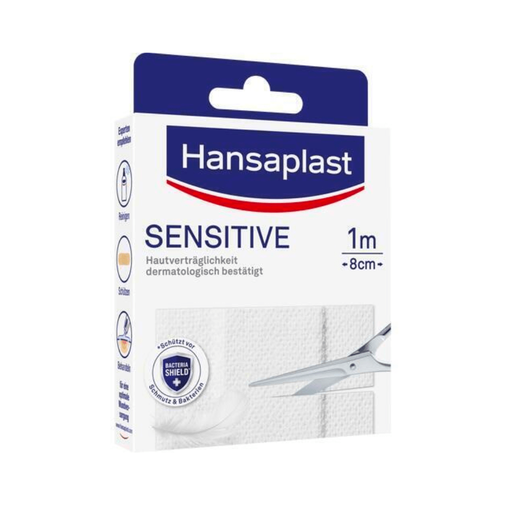 Emballage til Hansaplast Sensitive Plaster - Forskellige størrelser fra Beiersdorf AG. På æsken kan man se mærkelogoet, produktnavnet og en illustration af en saks, der klipper et plasterstykke. Emballagen fremhæver den dermatologiske godkendelse.