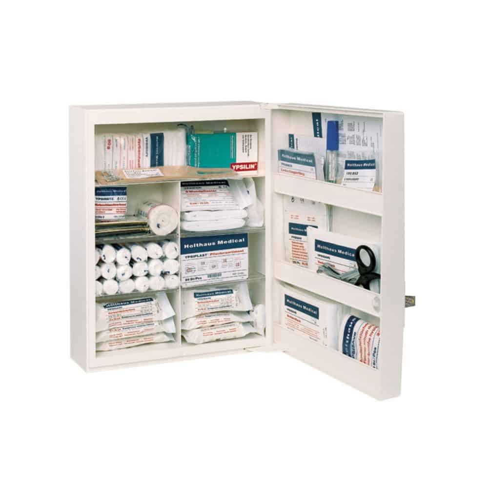 Holthaus Medical FAMULUS førstehjælpsskab (tomt) fra Holthaus Medical GmbH & Co. KG er et åbent, rummeligt førstehjælpsskab med flere hylder, der kan udstyres med forskellige medicinske artikler såsom bandager, gazeruller, en HLR-maske, antiseptiske servietter og plaster. Dens overskuelige indretning sikrer nem identifikation og let adgang i en nødsituation. For hurtig genkendelse er der anbragt et tydeligt redningssymbol på døren.