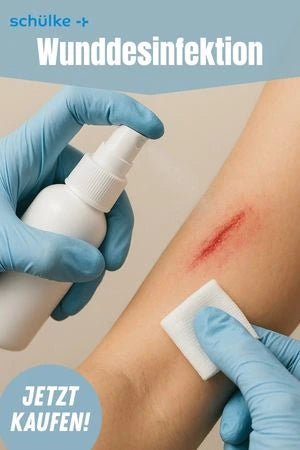 Werbung für schülke+: In blauen Handschuhen wird eine Schürfwunde am Unterarm mit Desinfektionsspray und Tupfer behandelt; Text: ‚Wunddesinfektion – Jetzt kaufen!‘