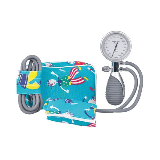 Wir präsentieren das Pressure Man II 2-Schlauch-Manometergerät für Kinder und Säuglinge von Servoprax GmbH. Diese Blutdruckmanschette für Kinder hat ein farbenfrohes Design mit Clowns und Luftballons und wird mit einem Manometer, einer Glühbirne und einem grauen Schlauch geliefert. Sie eignet sich perfekt für spielerische und dennoch präzise Blutdruckmessungen bei Kindern.