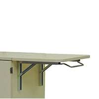 Eine Nahaufnahme der Novocal Abklappbare Schreibplatte, ein helles, faltbares Regal von Novocal mit Metallbügeln, das aufgeklappt vor einem schlichten weißen Hintergrund gezeigt wird.