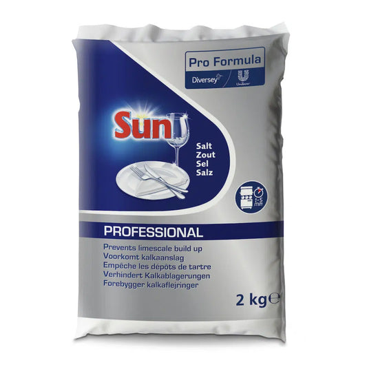 Ein 2 kg-Beutel SUN Professional Salz grobkörnig, Regeneriersalz von Diversey Deutschland GmbH & Co. OHG, im blau-weißen Design mit Abbildungen eines Weinglases und eines Tellers. Die Verpackung betont die Rolle bei der Vorbeugung von Kalkablagerungen und enthält mehrsprachigen Text.