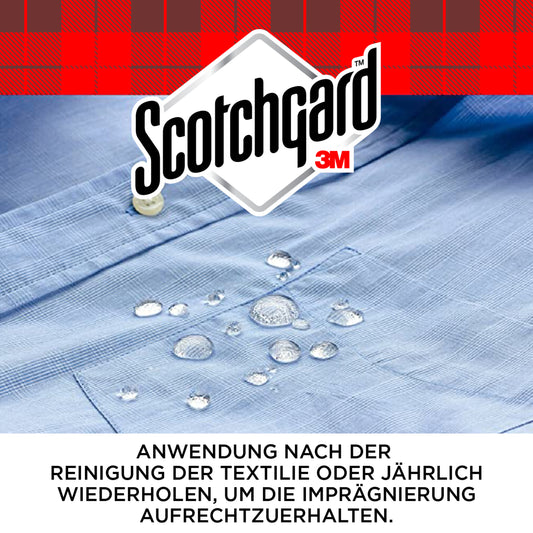 Ein blaues Hemd ist dank Scotchgard™ Textilien-Imprägnierspray (400 ml, 3M Deutschland GmbH) wasserabweisend. Oben sind die Logos von Scotchgard und 3M zu sehen, unten die deutsche Anleitung zum Wiederauftragen.