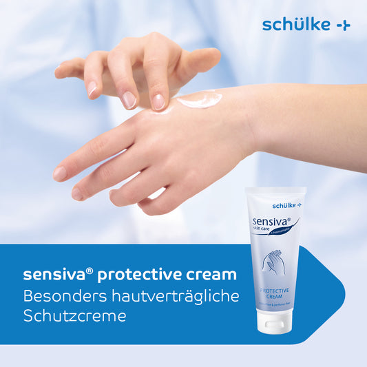 Man trägt Schülke sensiva® Schutzcreme Hautschutz aus der 100 ml Flasche auf den Handrücken auf. Die Wasser-in-Öl-Formulierung zeichnet sich durch Hautverträglichkeit und Schutz vor Hautirritationen aus. Auf der Verpackung steht ein deutscher Text.