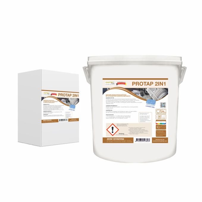 En hvid rektangulær dåse og en hvid plastikspand med håndtag fra Arcora International GmbH, begge med påskriften "Arcora PROTAP 2IN1 GESCHIRR-REINIGUNGSKONZENTRAT", er forsynet med brune/beige køkkenetiketter og advarselssymboler og fremhæver den effektive rengøringsydelse.