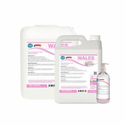 Die drei weißen Behälter von Arcora WALES HAUTREINIGUNGS- UND DUSCHLOTION von Arcora International GmbH - Pumpflasche, mittlerer Krug und großer Krug - sind mit rosa und weißen Etiketten versehen und eignen sich für die sanfte Reinigung aller Hauttypen.