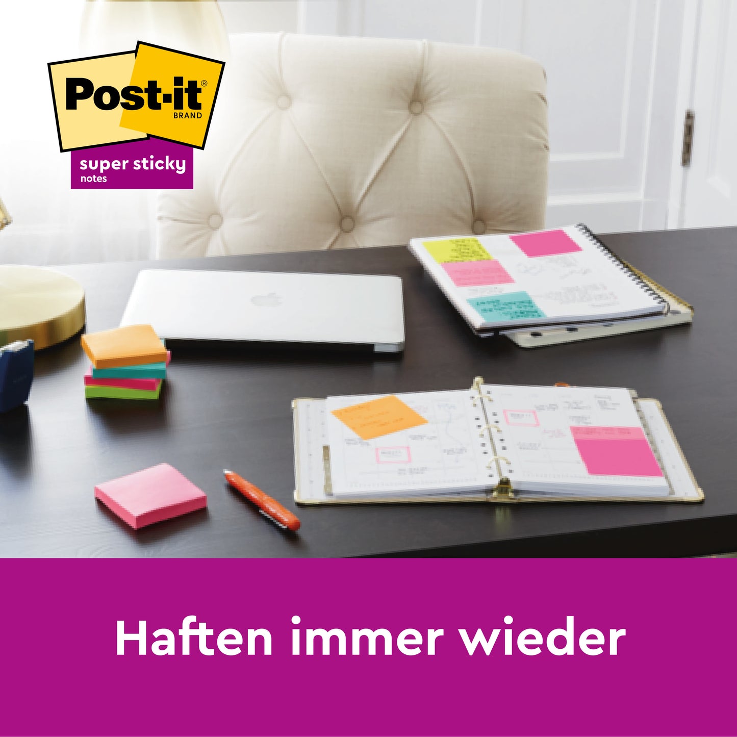 Auf einem aufgeräumten Schreibtisch liegen ein geschlossener Laptop, ein offener Planer, Notizbücher, Stifte und bunte 3M Post-it® Super Sticky 100% Recycling Notes (76x76mm, 70 Blatt/Block). Links ist ein Stapel dieser PEFC-zertifizierten Blöcke zu sehen. Text: "Haften immer wieder.