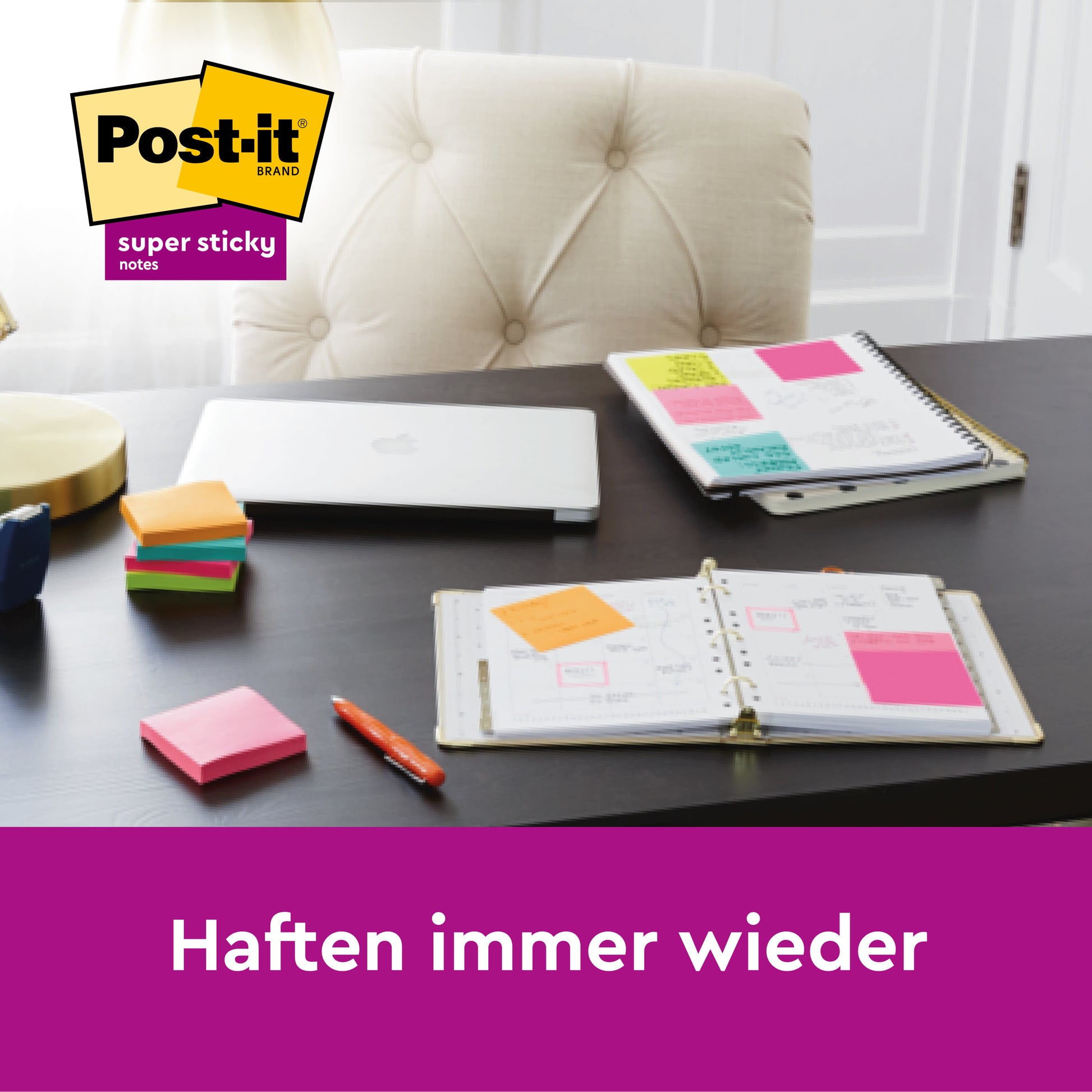 Ein Schreibtisch mit Laptop, Stiften, Planern und 3M Deutschland GmbH Post-it® Super Sticky Notes (76 mm x 76 mm, 90 Blatt/Block, 100 % PEFC), fein säuberlich geordnet. Das Logo erscheint oben links, darunter "Haften immer wieder".