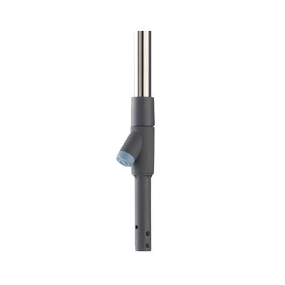 Et nærbillede af en justerbar stang i grå og sølv med en knap og to huller i bunden ligner Vileda Professional SprayPro rustfrit stål moppeholder, en del af Vileda GmbH's gulvrengøringssystem, der byder på et strømlinet og moderne udseende.