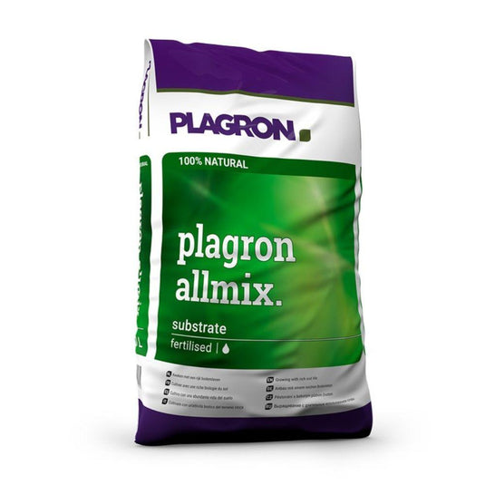 Plagron Allmix 50L fra Bertels B.V. kommer i en grøn-lilla pose med den hvide påskrift »100 % naturlig«. Den er beriget med organisk forgødning og er mærket med ormehumus-symboler, der sikrer bedre plantevækst.