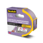 En 36 mm x 41 m stor rulle Scotch® malertape til sarte overflader fra 3M Deutschland GmbH, i lilla emballage med hollandsk og tysk tekst og anvendelsesbilleder, kan fjernes uden rester fra malede vægge.