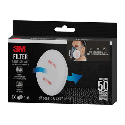 3M™ partikelfilter 2135, P3 (1 par/pakke) fra 3M Deutschland GmbH tilbyder stærk finstøvsbeskyttelse og er udtryk for mere end 50 års erfaring inden for åndedrætsværn. Emballagen viser et hvidt filter og en person, der bærer en åndedrætsmaske.