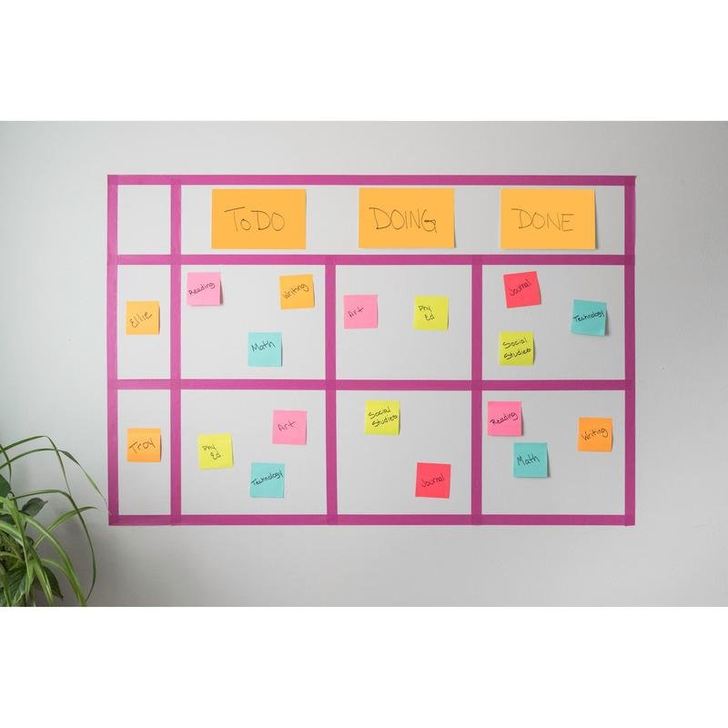 En vægmonteret Kanban-tavle viser farverige 3M Deutschland GmbH Post-it® Super Sticky Notes (76x127mm, 90 ark, 100% PEFC), der er mærket med opgaver og navne i kolonnerne "At gøre", "I gang" og "Færdig". I nederste venstre hjørne ses en grøn plante.