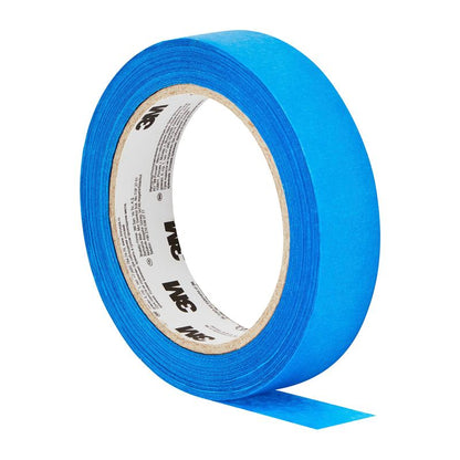 En rulle ScotchBlue™ malertape "Multi-Surface" fra 3M Deutschland GmbH med en delvist udrullet blå strimmel, der viser det indre etiket med "3M"-logoet på hvid baggrund.