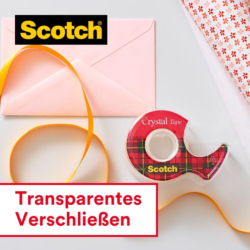 En pakke Scotch® Crystal tape (19mm x 25m + 5m GRATIS) på hånddispenser fra 3M Deutschland GmbH, en pink konvolut, gult bånd og gavepapir ligger på hvid baggrund. I billedet: "Gennemsigtig forsegling.