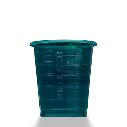 En transluscent tealfarvet MED COMFORT ECO engangsmedicinkop 30 ml gradueret fra AMPri Handelsgesellschaft mbH med milliliter-markering, afbildet foran en enkel hvid baggrund.