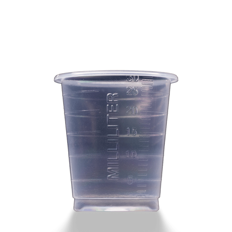 En MED COMFORT ECO engangsmedicinkop 30 ml gradueret fra AMPri Handelsgesellschaft mbH, med 5-30 ml milliliter-markeringer, står på en enkel lys flade.