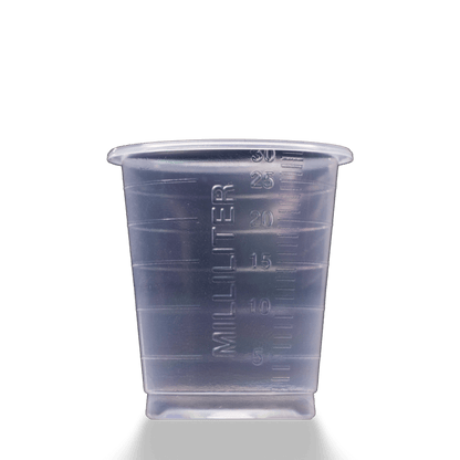 En MED COMFORT ECO engangsmedicinkop 30 ml gradueret fra AMPri Handelsgesellschaft mbH, med 5-30 ml milliliter-markeringer, står på en enkel lys flade.