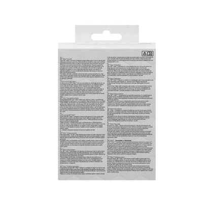 Billedet viser bagsiden af en 3M™ PELTOR™ kapselhøreværn til børn-emballage fra 3M Deutschland GmbH med instruktioner, advarsler og produktdetaljer på flere sprog på hvid baggrund med et diskret geometrisk mønster. Der er ingen branding eller produktnavn synligt.