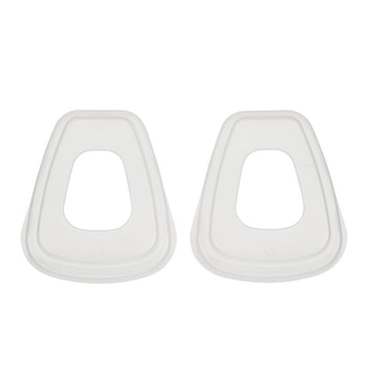 To identiske, hvide, trapezformede låg med store ovale åbninger, der ligner dele fra 3M™ Arbejdssikkerheds-Startboks til professionelle 1000MCWE fra 3M Deutschland GmbH, er arrangeret ved siden af hinanden på en ensfarvet hvid baggrund.