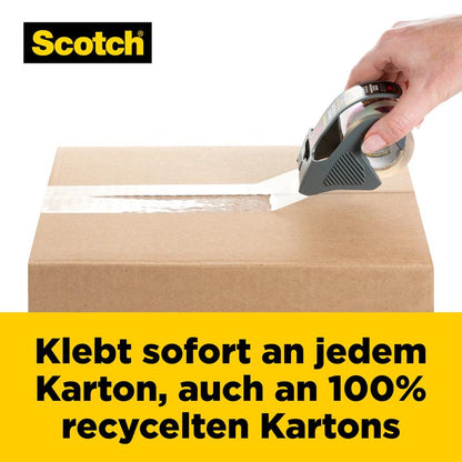 En hånd lukker en brun kasse med Scotch® Box Lock™ emballagetape 48 mm x 20,3 m fra 3M Deutschland GmbH. Tekst: "Klistre omgående på enhver kasse, også på 100% genbrugte kasser." Scotch-logoet vises øverst til venstre.