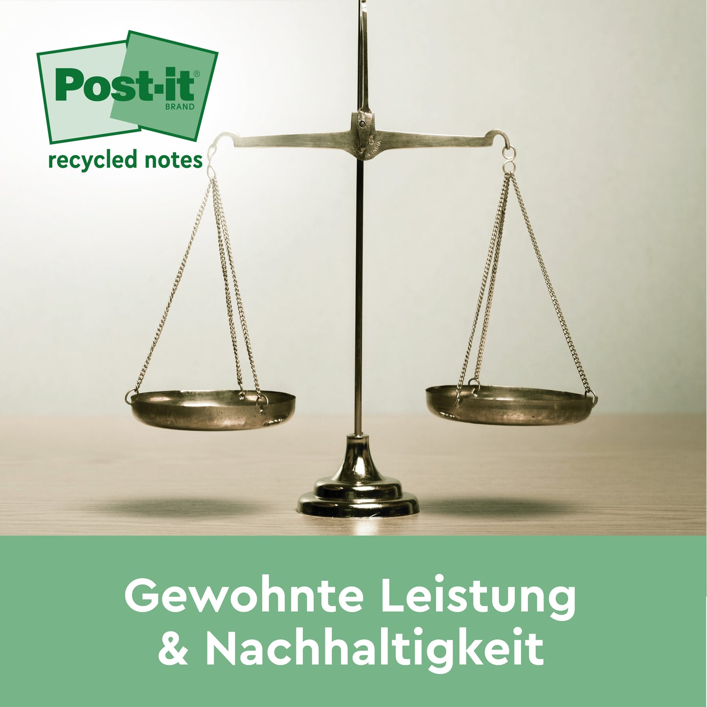 Eine Waage aus Messing steht auf einer hellen Fläche und ist beidseitig waagerecht ausgerichtet. Das Logo von Post-it® Recycling Z-Notes, Gelb, 76x76mm befindet sich oben links. Der Text lautet: "Gewohnte Leistung & Nachhaltigkeit." Von 3M Deutschland GmbH, 100% PEFC.