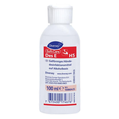 En hvid 500 ml flaske Soft Care Des E, VAH-listet, gel-formet hånddesinfektionsmiddel fra Diversey Deutschland GmbH & Co. OHG, med en rød-hvid tysk etiket og en blå stregkode i bunden.