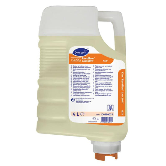 En 4 l-patron med Clax Revoflow Calcsoft 13X1 vandhårdhedsbinder fra Diversey Deutschland GmbH & Co. OHG har en orange etiket, en hvid hætte og gennemsigtige områder med en lysegul væske; på forsiden er der angivet produktoplysninger.