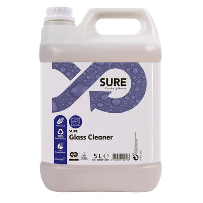 En 5-liters plastbeholder med SURE Glasrens fra Diversey Deutschland GmbH & Co. OHG med bærehåndtag og skruelåg. Den violette etiket viser symboler, produktinformationer, rengøringseffektivitet, genanvendelighed og miljøvenlighed.