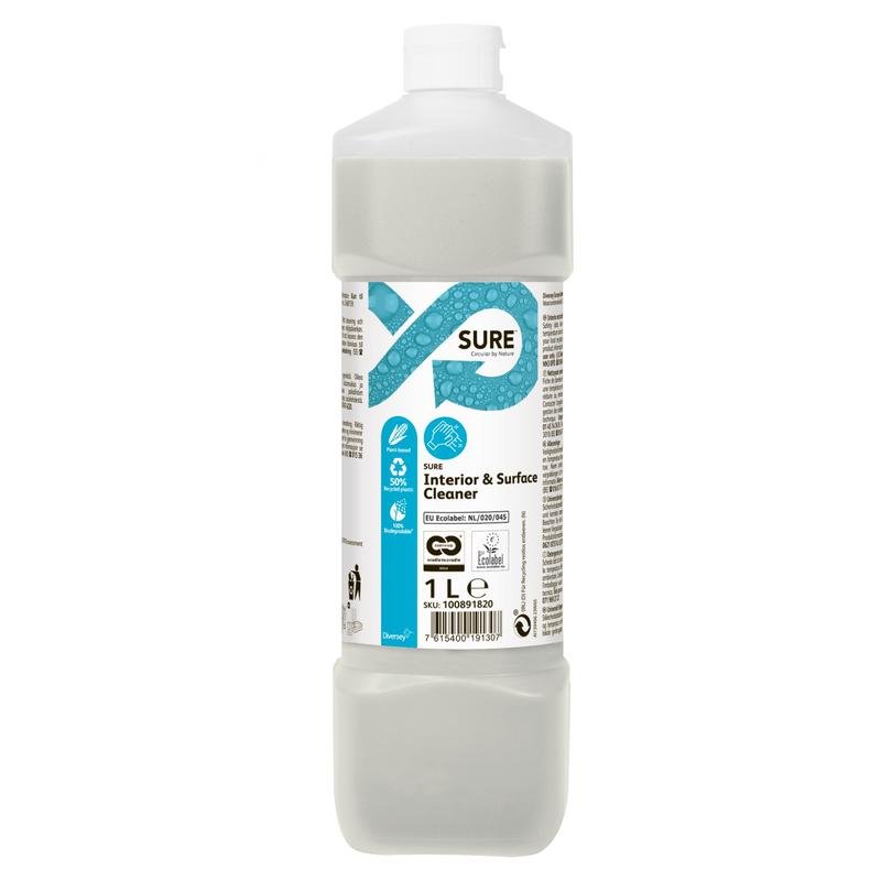 En 1-liters flaske SURE Interior & Surface Cleaner, universalrengøringsmiddel fra Diversey Deutschland GmbH & Co. OHG, med hvidt låg og blå-hvid etiket. Den klare eller let uklare væske er biologisk nedbrydelig og miljøvenlig.
