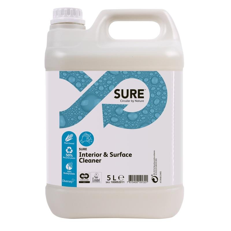 En 5-liters plastikbeholder SURE Interior & Surface Cleaner, universalrengøringsmiddel fra Diversey Deutschland GmbH & Co. OHG, med bærehåndtag og skruelåg; etiketten viser mærkenavnet, et blåt design og symboler for plantebaserede, biologisk nedbrydelige ingredienser.