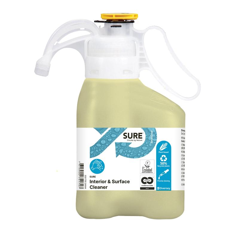 En lysegul SURE Interior & Surface Cleaner universalrengøringsmiddel fra Diversey Deutschland GmbH & Co. OHG i en grebsvenlig plastflaske med målehætte; mærket som miljøvenlig med plantebaserede ingredienser, økosymboler og brugsanvisninger.