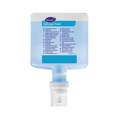 En rektangulær, gennemsigtig sæbedispenser af plast med en hvid pumpe i bunden indeholder den blå Soft Care Fresh Milde Håndvaskelotion fra Diversey Deutschland GmbH & Co. OHG. Etiketten viser "skånsom rengøring" og en flersproget brugsanvisning.