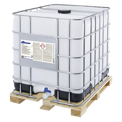 En stor hvid Diversey Suma Alu L10 IBC-tank fra Diversey Deutschland GmbH & Co. OHG, med metalbur, træpallebund, fareadvarsler og informationsark på forsiden samt blå udløb forneden.