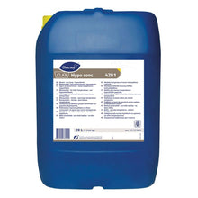 Ein blauer 20-Liter-Kanister Clax Hypo conc 42B1 von Diversey Deutschland, ein flüssiges Bleichmittel auf der Basis von Natriumhypochlorit, mit einem großen weißen, mehrsprachigen Etikett und einer gelben Kappe. Ideal für gewerbliche Wäschereien.